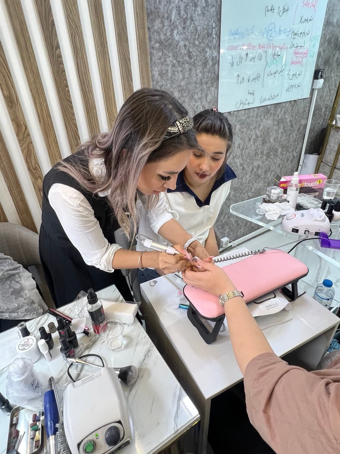 آموزش عملی کنار هنرجو در کلاس