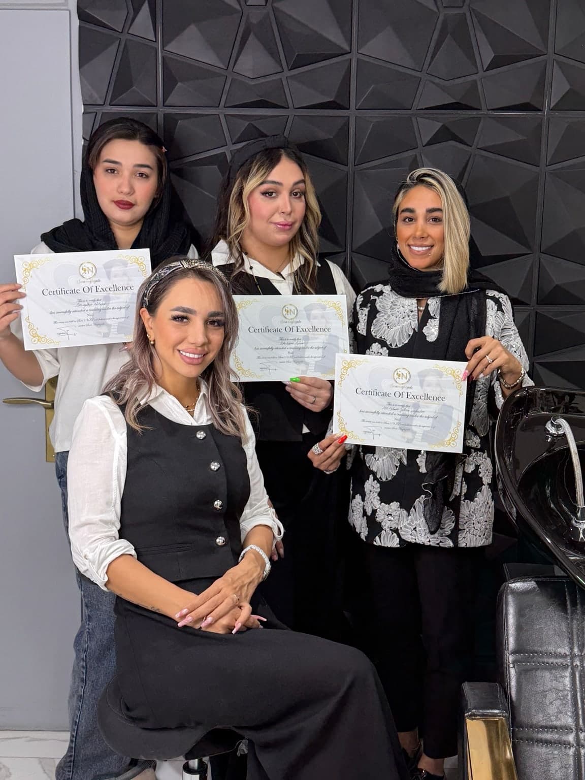 سارا نقیزاده (نشسته) همراه هنرجوهای آکادمی با گواهی پایان دوره