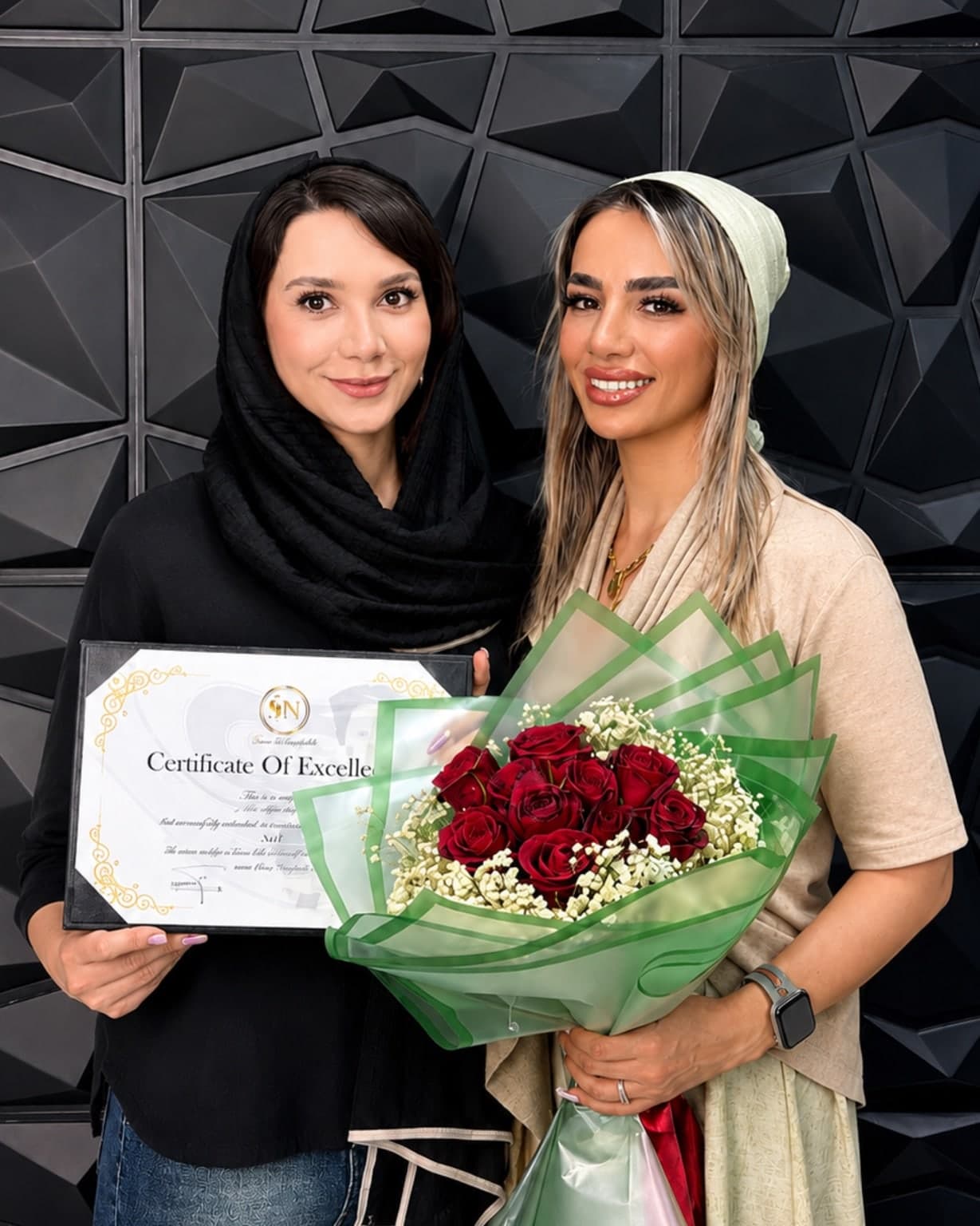 سارا نقیزاده (راست) کنار یکی از هنرجوها با گواهی پایان دوره