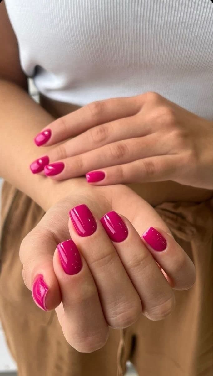 ناخن کوتاه با لاک سرخابی براق — کار سارا نقیزاده